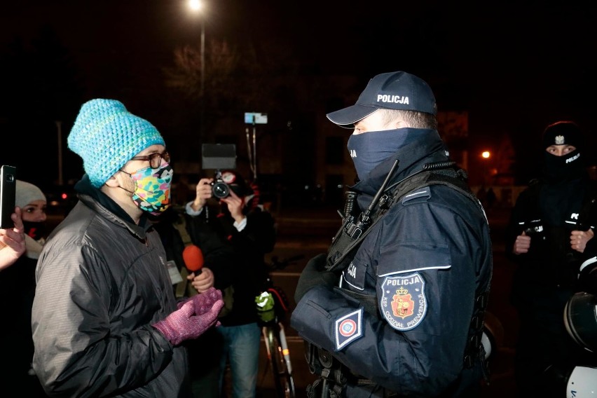 Warszawa: Sylwester przed domem Jarosława Kaczyńskiego. Skromny protest 31 grudnia na Żoliborzu [ZDJĘCIA]