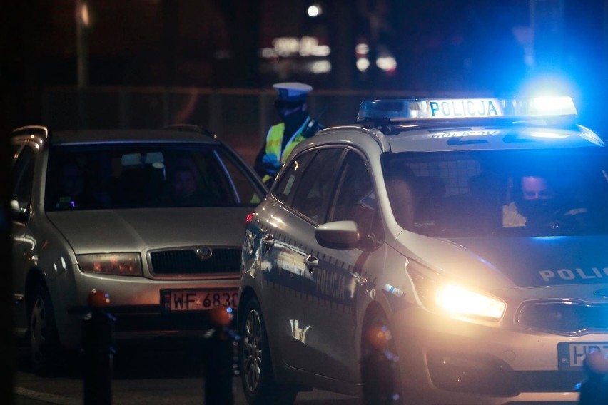 Warszawa: Sylwester przed domem Jarosława Kaczyńskiego. Skromny protest 31 grudnia na Żoliborzu [ZDJĘCIA]