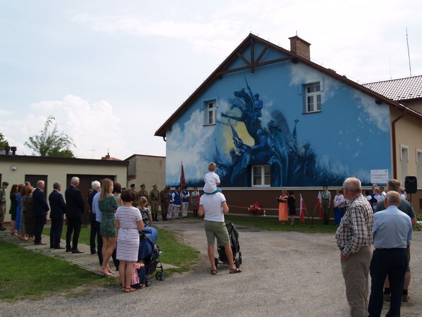 Mural wzorowany na rzeźbie „Armia Błękitna” odsłonięto w Ulanowie. Zobaczcie zdjęcia 