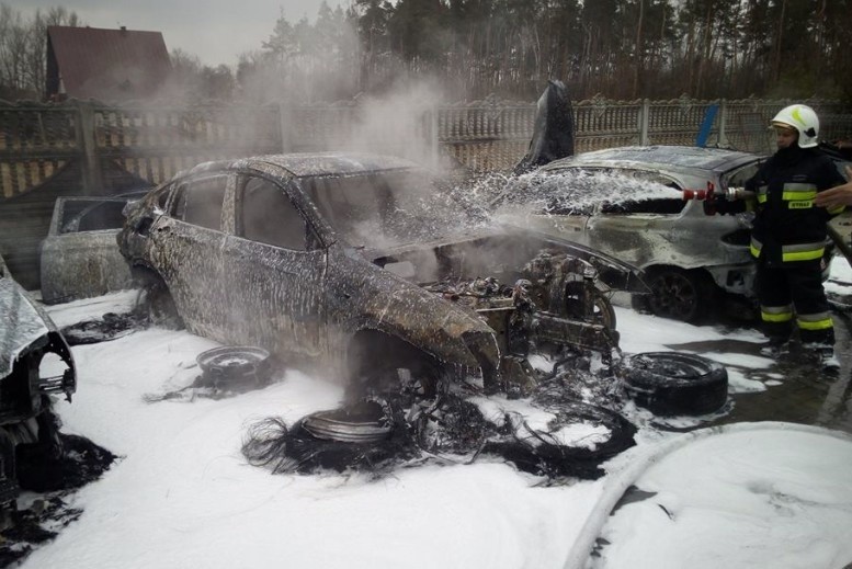 Auta spłonęły w warsztacie samochodowym [zdjęcia]