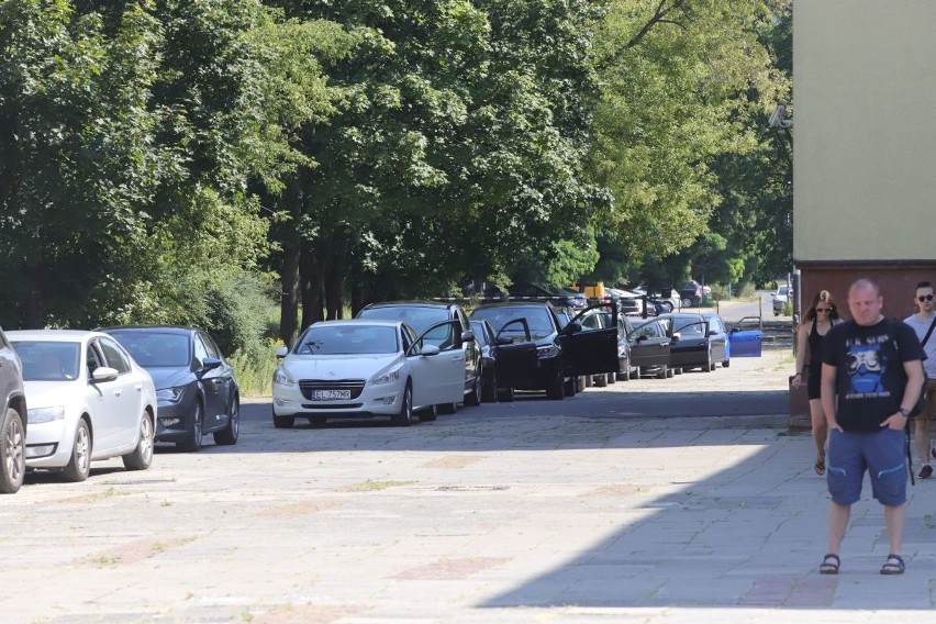 W Łodzi przybywa chorych na koronawirus, coraz więcej osób bada się w specjalnym namiocie koło hali Expo