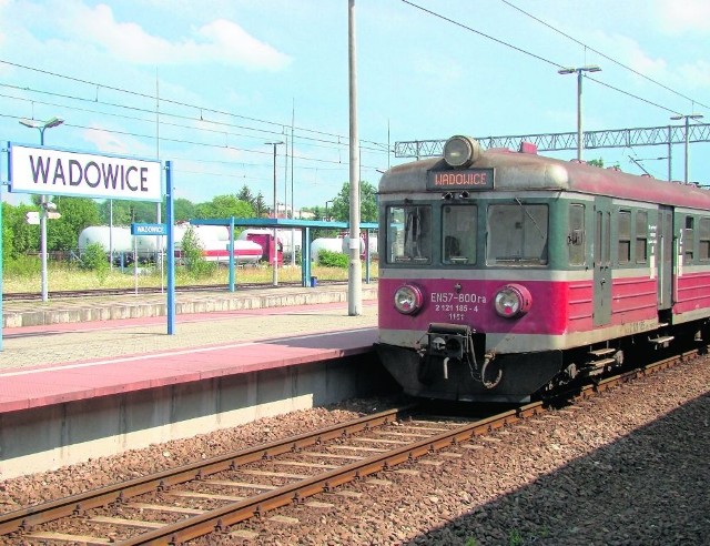 Niegdyś dworzec PKP w Wadowicach tętnił życiem, dziś o pasażerów coraz trudniej. Kolej często zmienia rozkłady