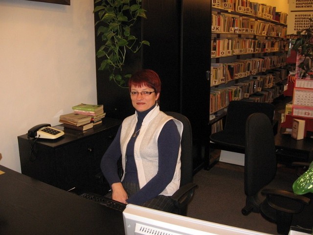 - Między godziną 13  a 18 kolejka otacza nie tylko moje stanowisko, ale wchodzi między regały - mówi Bogumiła Grabowska, bibliotekarka w wypożyczalni głównej.