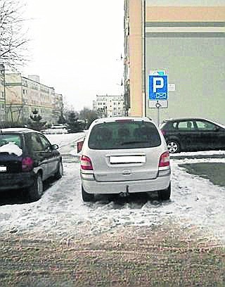 Renault było zaparkowane na „kopercie”  na ul. Brackiej.