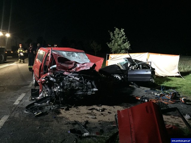 Tragiczny wypadek miał miejsce na drodze K 51 między miejscowościami Plęsy a Połęcze. Na miejscu zginęło dwóch kierujących.