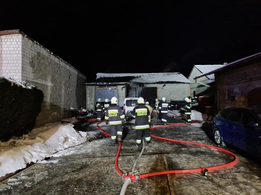 Pożar warsztatu koło Sieradza. 10 zastępów strażackich walczyło z pożarem w Bartochowie. Straty 100 tysięcy