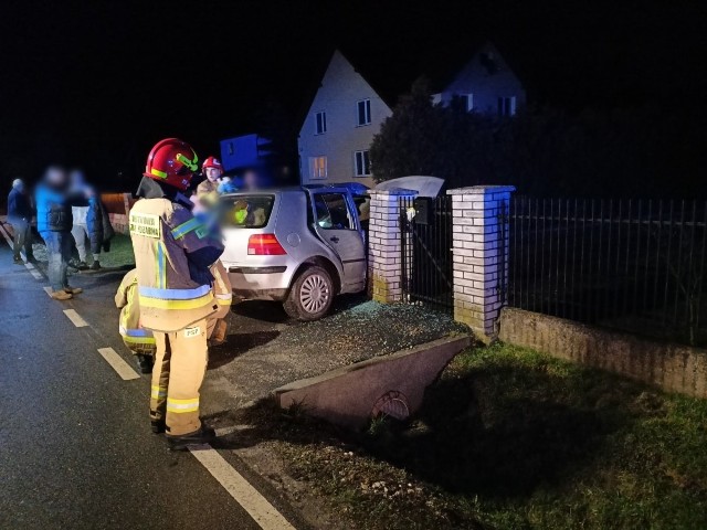 Wypadek w Perle koło Dębna, samochód osobowy wjechał w ogrodzenie posesji, 9.03.2023