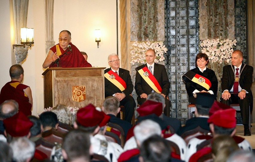 W 2008 roku nadano Dalajlamie Honorowe Obywatelstwo...