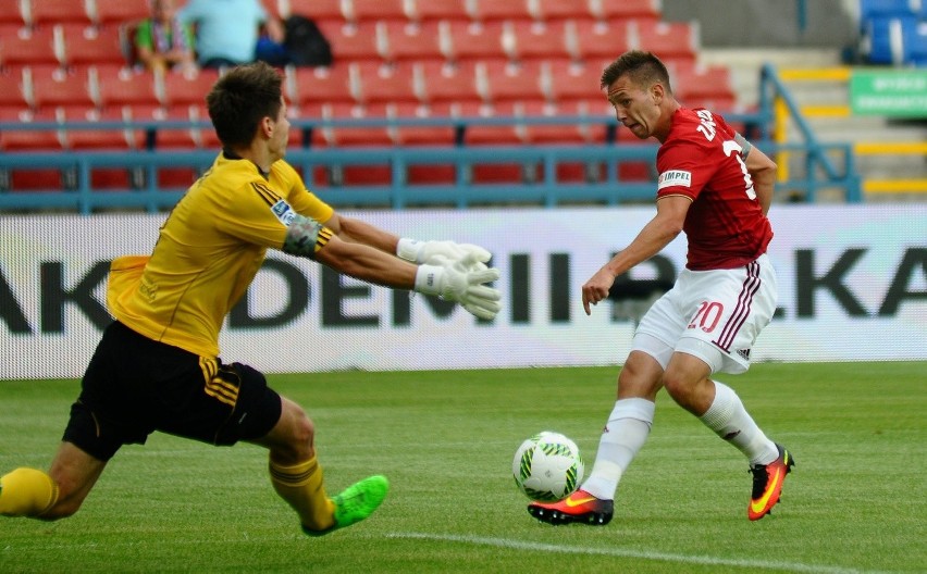 Wisła - Ruch 1-2: "Biała Gwiazda" na dnie tabeli po czwartej porażce z rzędu w ekstraklasie [WIDEO]