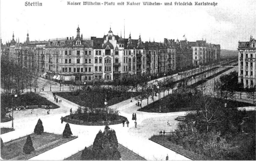 Plac z lewej obecna ulica Piłsudskiego.
