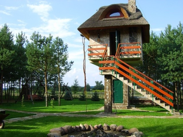 Dom w okolicy SiedlecTen oryginalny dom znajduje się w województwie mazowieckim, w okolicach Siedlec. Cena ofertowa nieruchomości wynosi 399 tysięcy złotych.