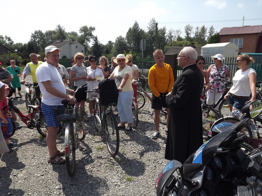 Rowerzystów pobłogosławił proboszcz parafii w Mniszku.