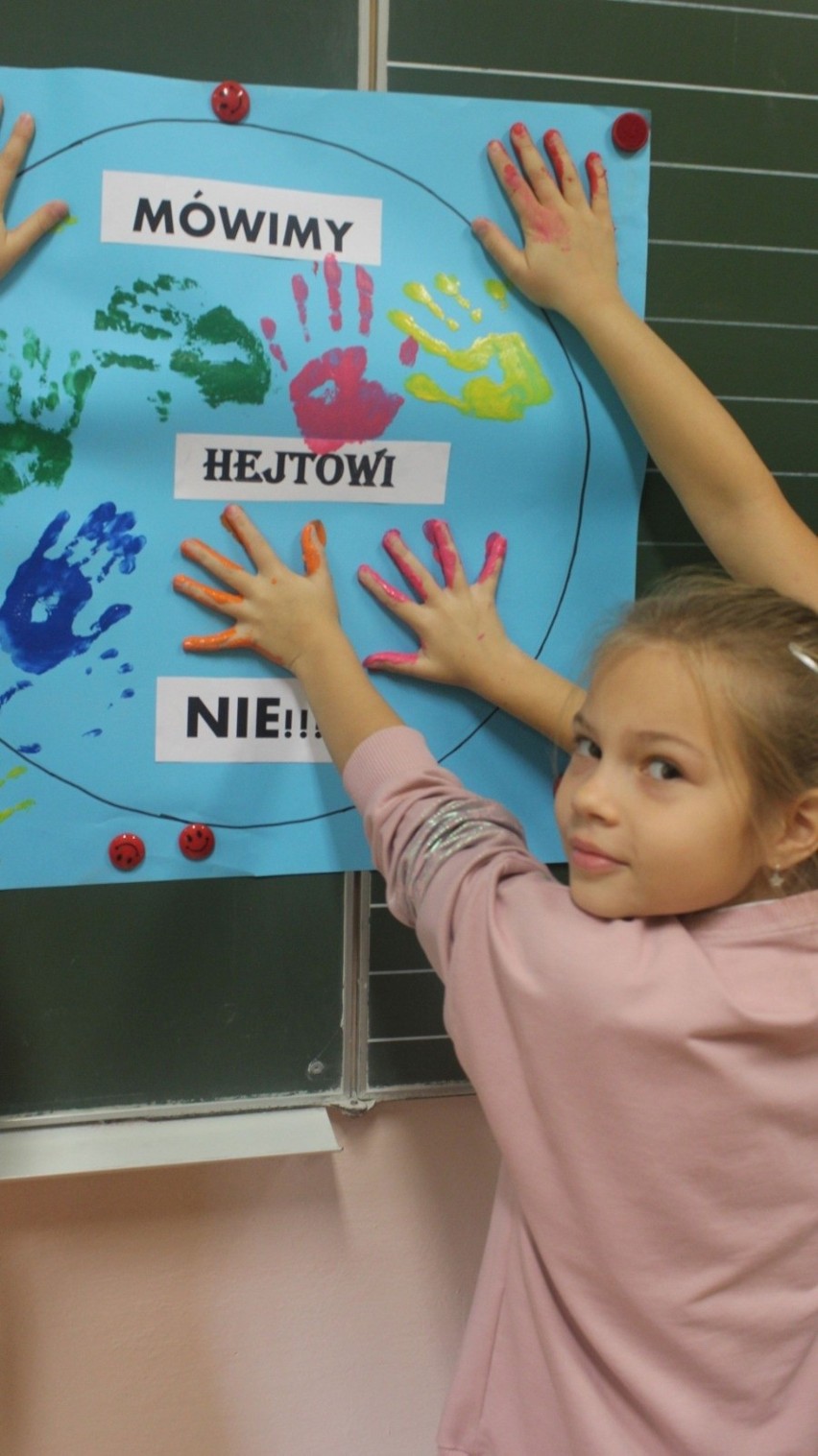Mówią hejtowi "nie". Uczniowie z Bilczy, w gminie Obrazów wzięli udział w akcji "Świętokrzyskie nie hejtuje". Zobaczcie zdjęcia