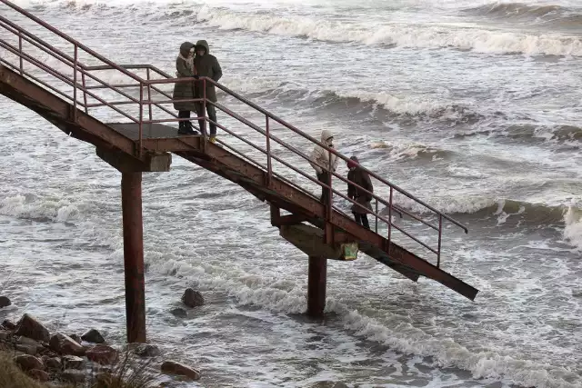 Pracownicy Ochrony Wybrzeża Urzędu Morskiego w Gdyni szacują straty, które powstały po sztormie na Bałtyku. W Ustce zniszczony został zjazd techniczny, a schody prowadzące na plażę, kończą się w powietrzu. W Lubiatowie w powiecie wejherowskim morze zabrało plażę. Z klifów na całym wybrzeżu spadały drzewa.