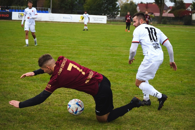 Piłkarze Żubra Drohiczyn (ciemniejsze stroje) sprawdzą formę liderów z Augustowa