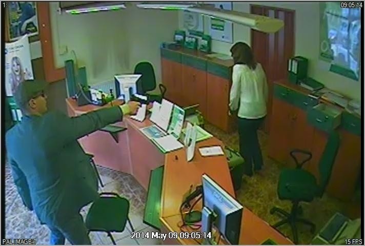 Napad na bank w Katowicach. Policja poszukuje sprawcy [ZDJĘCIA Z MONITORINGU]