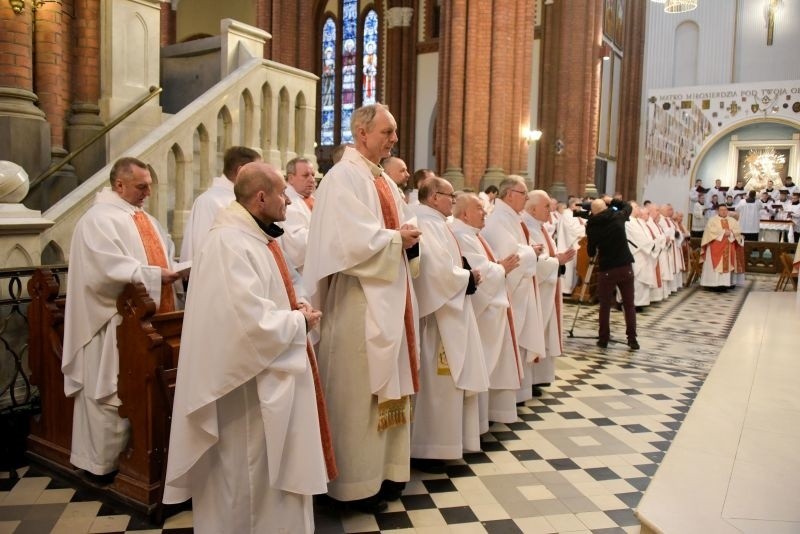 Msza św. Krzyżma. Księża odnowili przyrzeczenia kapłańskie (zdjęcia)