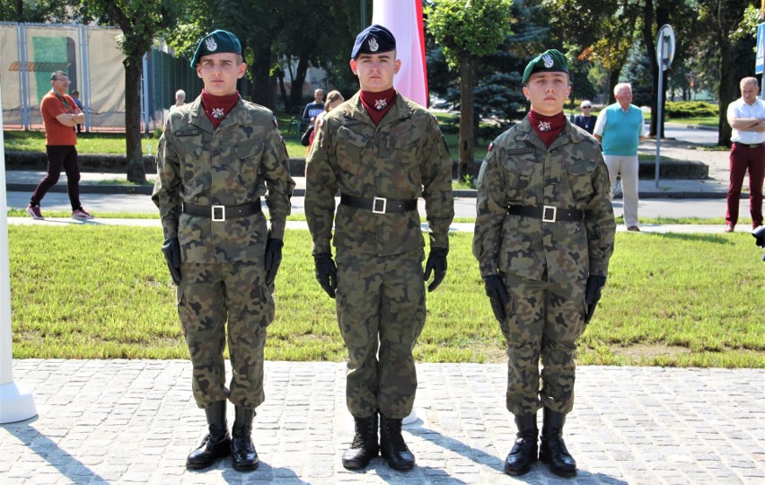 Nowy Sącz. Miejskie Obchody Święta Wojska Polskiego pod pomnikiem marszałka Piłsudskiego. [ZDJĘCIA]