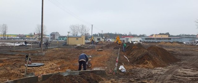 Na targowisku w Białobrzegach już pracują ekipy budowlańców. 