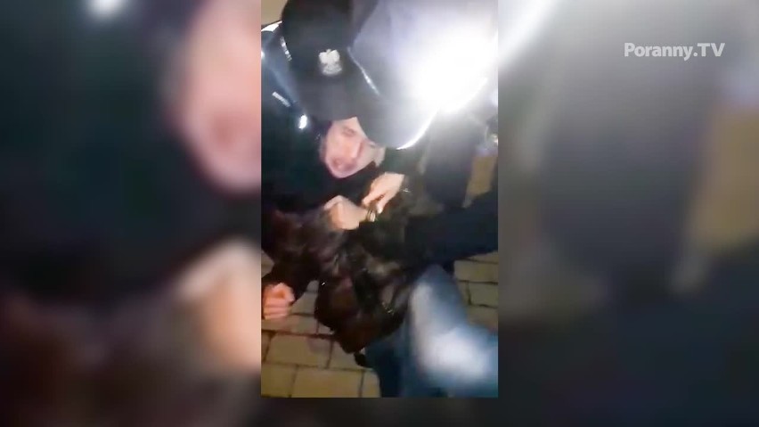 Białystok. Interwencja za brak maseczki. 18-latek skuty kajdankami: "policjant mnie dusił" (wideo)