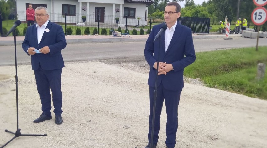 Premier Mateusz Morawiecki i minister infrastruktury...