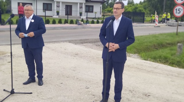 Premier Mateusz Morawiecki i minister infrastruktury przyjechali do Szydłowca.