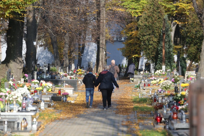 Katowice: Pierwszy weekend po Wszystkich Świętych z otwartymi cmentarzami. Na nekropoliach spory ruch