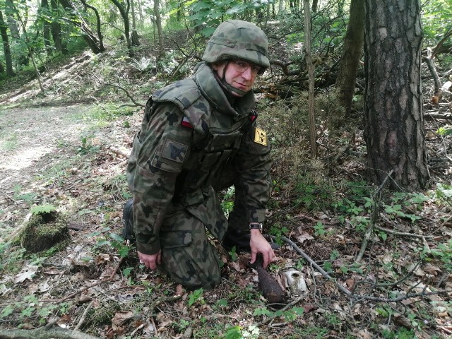 Patrol saperski nr 2 w czasie pracy: dowódca podejmujący granat moździerzowy.
