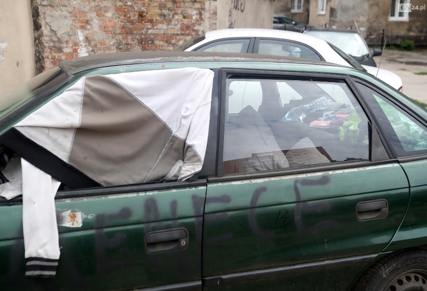 Bezdomny mieszka w samochodzie i odprawia liczne libacje. Wraki samochodów w Szczecinie to prawdziwy problem [ZDJĘCIA] 