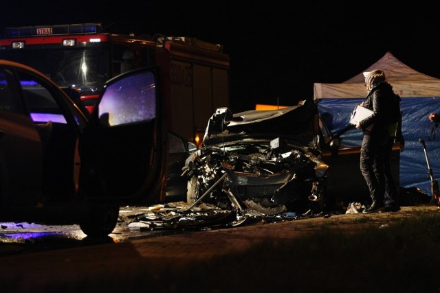 Tragiczny wypadek na drodze Wrocław - Kłodzko. 2 osoby zginęły, 3 zostały ranne w wypadku w Domasławiu - 16.11.2014