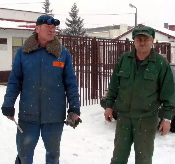 - Ciężko będzie teraz o nową pracę w okolicy - mówią Stanisław Piotrowski  (z prawej) i Andrzej Pistor.