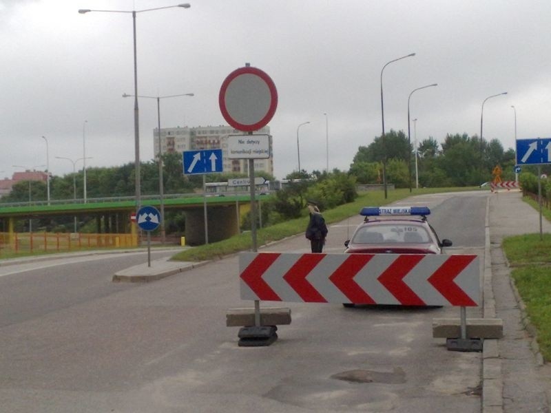 Zamknięty wjazd na wiadukt Dąbrowskiego od strony dworca PKP