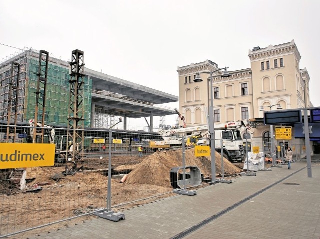Trwa remont na peronach 3 i 4. Powoli odsłaniana z rusztowań jest bryła nowego gmachu bydgoskiego dworca.