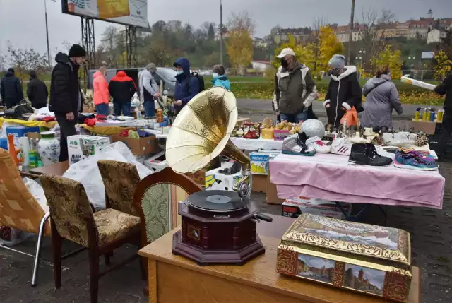 Sandomierska giełda to kopalnia skarbów dla pasjonatów niepowtarzalnych, starych przedmiotów oraz tych do codziennego użytku. Niesamowite rzeczy wyszukaliśmy w sobotę 7 listopada. Rzeczy z drugiej ręki cieszą się wielką popularnością na tym wielkim targowisku. Nie brakuje też książek. Wśród nich natrafiliśmy na wydanie bajek Iwana Kryłowa z 1895 roku. WIĘCEJ: Giełda w Sandomierzu. Zobacz, co można było kupić w sobotę 7 listopadaZobaczcie, co mieli w ofercie sprzedawcy w sobotę 7 listopada - był prawdziwe skarby