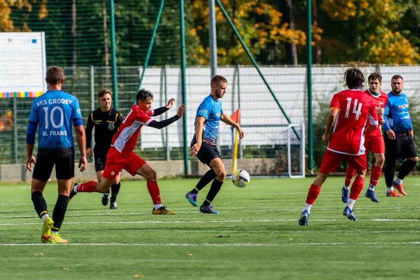 Hetman Białystok (czerwone stroje) przegrał 0:4 z GKS-em...