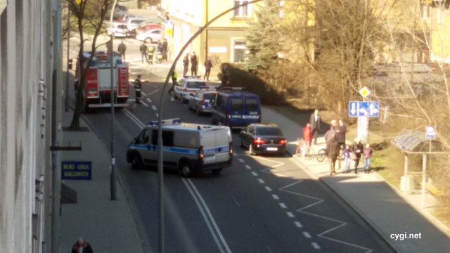 Bomba w centrum Tarnowa? Policjanci sprawdzają podejrzany ładunek znaleziony pod samochodem, który parkował przed komisariatem policji.