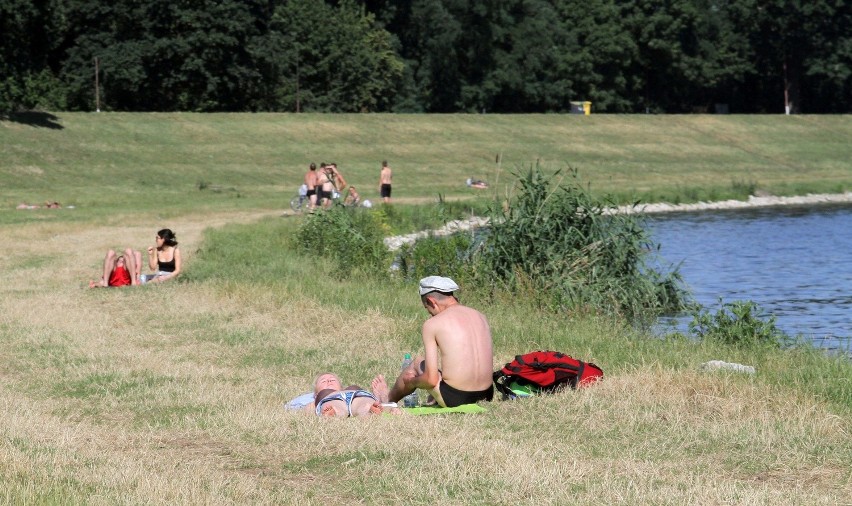 Wrocławianie chętnie grillują i opalają się nad Odrą (ZOBACZ ZDJĘCIA)