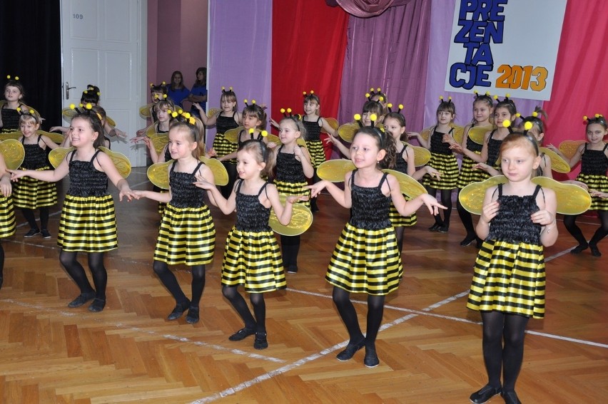 Tańczą pszczółki czyli grupa "Akomo – Dzieci” z "Amfiteatru”...