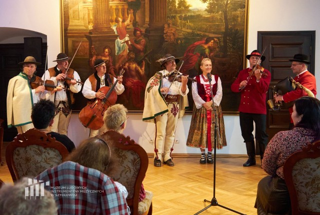 Koncert w Muzeum Ludowych Instrumentów Muzycznych w Szydłowcu. Zobaczcie zdjęcia na kolejnych slajdach.