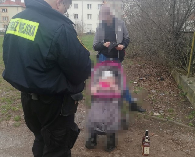Strażnicy miejscy zatrzymali mężczyznę, który ukradł alkohol w sklepie na os. Nowym w Inowrocławiu. Złodziej przybył do sklepu z wózkiem, w którym miał półtoraroczne dziecko
