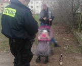 Złodziej z dzieckiem w wózku ukradł ze sklepu alkohol w Inowrocławiu. Wpadł w ręce strażników miejskich