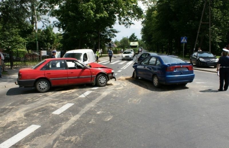 Wypadek na skrzyżowaniu. Wpadły na siebie trzy samochody (zdjęcia)