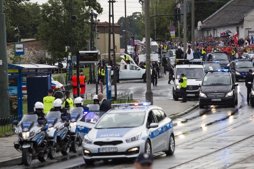 Przejazd papamobile z papieżem Franciszkiem z Salwatora na Wawel [ZDJĘCIA, WIDEO]