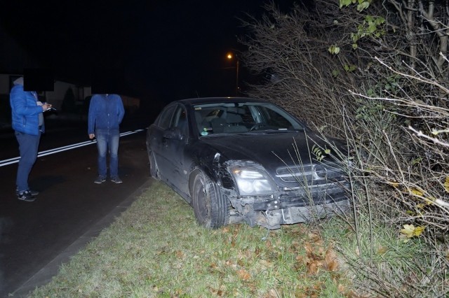 W czwartek po godz.19 kierujący samochodem osobowym marki opel wpadł w poślizg i wjechał w metalowy jednego z gospodarstw w Kruszynie.
