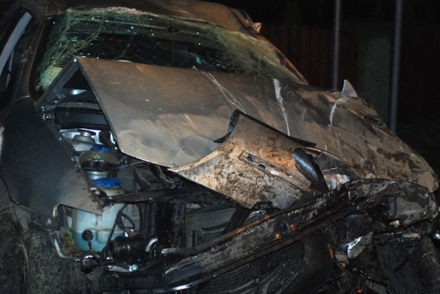 Wypadek pod Kotlinem: Auto dachowało na prostym odcinku drogi