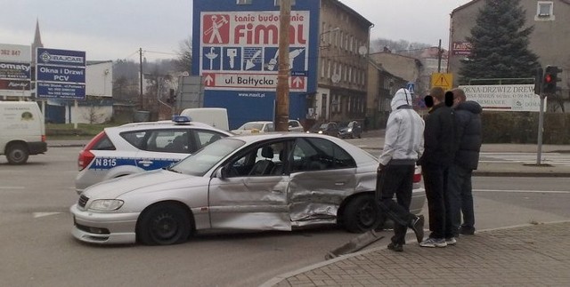 Opel Omega został mocno zniszczony w wyniku wypadku.