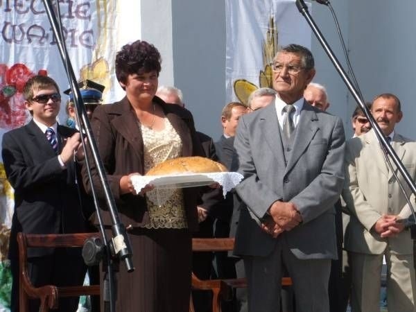 Honory starostów dożynek pełnili w tym roku Krystyna Ko-walik, sołtys wsi Krzcięcin i Jerzy Krawczyk, sołtys Szydłówka (z lewej).