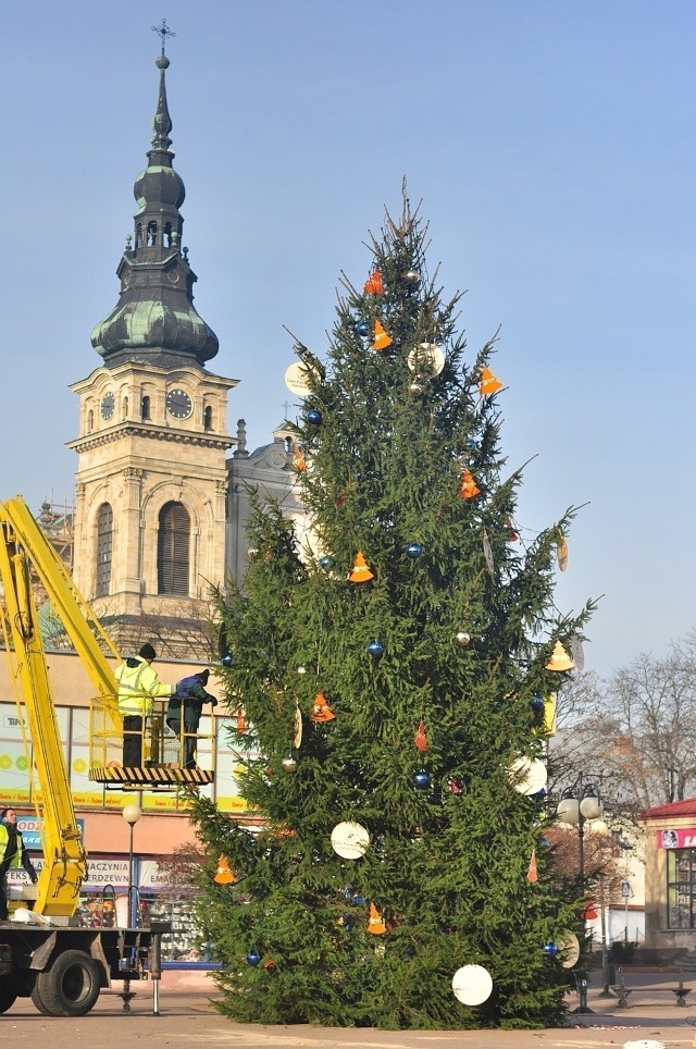 Świąteczna choinka na Placu Bartosza Głowackiego w Tarnobrzegu.
