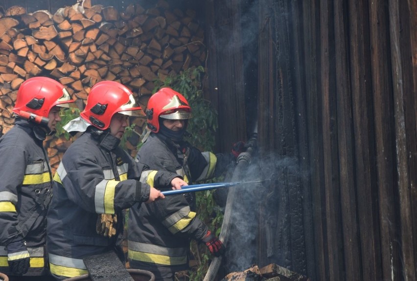 Pożar w Ostojowie. Spaliła się drewniana stodoła. Ogień gasiły cztery zastępy