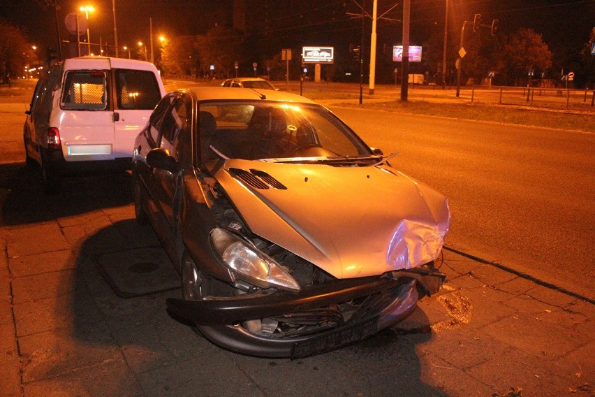 Wypadek na Zgierskiej. Peugeot przewrócił się na bok [ZDJĘCIA]